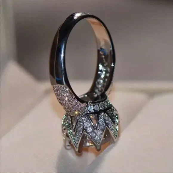 QUEEN SILVER DIAMOND CROWN ENGAGEMENT RING, CUTE RING, SHINY RING. - Picture 4 of 4